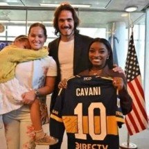 Cavani presenteia Simone Biles com camisa do Boca Juniors - No Ataque Internacional