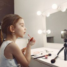 Dia das Crianças: alerta para os riscos do uso de maquiagem infantil - Freepik