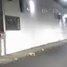 PM prende suspeito de roubo que quebrou um pé ao tentar fuga - Redes sociais