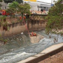 Bombeiros buscam corpo de homem que caiu no Ribeirão Arrudas, em BH  - Edesio Ferreira/EM/D.A Press. Brasil. Belo Horizonte - MG - 03/10/2025
