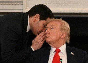O secretário de Estado americano, Marco Rubio, fala com o presidente dos EUA, Donald Trump, durante reunião na Casa Branca  -  (crédito: Jim Watson - 8.out.25/AFP)