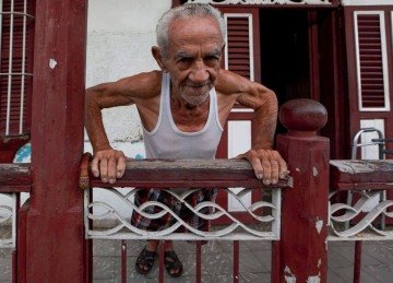 Idoso se exercita apoiado em grade; a busca da longevidade é um desafio para a ciência -  (crédito: Mehmet Turgut Kirkgoz/Pexels)