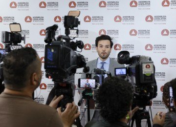 Tadeu Martins Leite suspende tramitação em plenário da PEC que permite a venda da Copasa sem referendo -  (crédito: Guilherme Dardanhan/ALMG)
