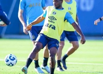 O lateral-esquerdo Marlon reclamou bastante após protagonizar lance diante do Bragantino em que foi marcado pênalti para o clube paulista, no último sábado (4/10) -  (crédito: Lucas Uebel/Grêmio FBPA)