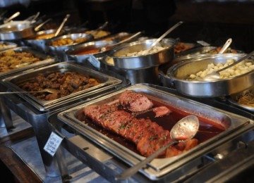 A Anvisa estabelece que a temperatura das estufas de conservação deve ser mantida abaixo de 5 °C para alimentos frios e acima de 60 °C para quentes. Além disso, o transporte e a manipulação devem seguir protocolos rígidos de higiene. Procure diminuir ao máximo o tempo entre o preparo e a distribuição dos alimentos -  (crédito: Alexandre Guzanshe/EM/D.A Press)
