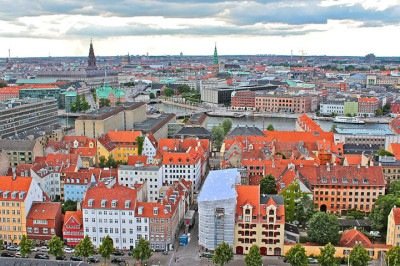 A Dinamarca é considerada um dos países onde o povo é mais feliz (ficou em segundo lugar no levantamento de 2023 da ONU). Apesar de não ser tão midiática como outros destinos, ela é famosa por sua natureza, história, cultura. Conheça mais desse país extremamente desenvolvido:  -  (crédito: Imagem de Julian Hacker por Pixabay)