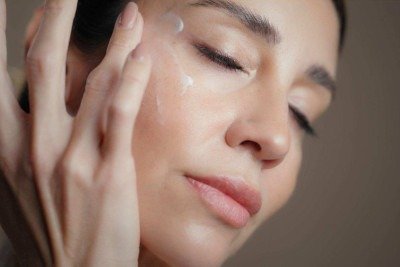 O microagulhamento produz pequenas lesões na pele que podem desencadear a produção de colágeno -  (crédito: Getty Images)