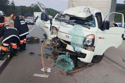 Caminhão leve Hyundai HR ficou completamente destruído após se envolver em colisão com carreta -  (crédito: CBMMG/Divulgação)