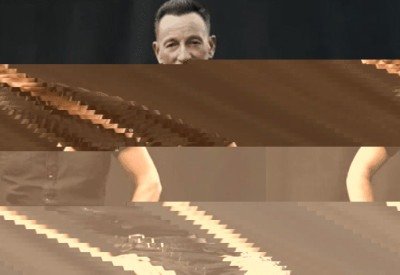 Além da música, Springsteen destaca-se como presença política e humanista. Ao longo de sua trajetória, apoiou causas sociais, defendeu direitos civis e manifestou-se abertamente contra o extremismo e a intolerância. 
 -  (crédito: Divulgação)