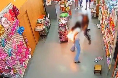 Dois episódios de explosão de celular no Brasil viralizaram recentemente nas redes sociais e geraram alertas sobre riscos que podem ser evitados. Em Anápolis, Goiás, o aparelho pegou fogo quando uma mulher fazia compras em um mercado. Com queimaduras, ela precisou receber atendimento hospitalar. 
 -  (crédito: Reprodução)
