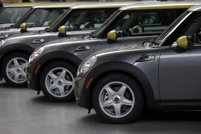 Um dos principais pontos que devem ser checados antes de comprar um elétrico é o nível de 'saúde' da bateria       -  (crédito: AFP)
