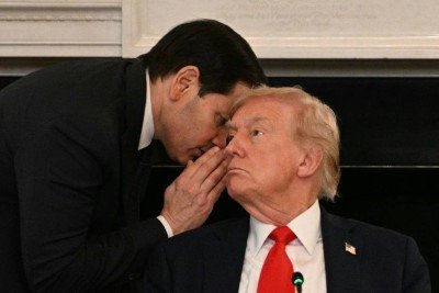 O secretário de Estado americano, Marco Rubio, fala com o presidente dos EUA, Donald Trump, durante reunião na Casa Branca  -  (crédito: Jim Watson - 8.out.25/AFP)