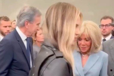 Charlize Theron foi flagrada “passando reto” por Johnny Depp durante a Semana de Moda de Paris, em um momento que viralizou nas redes sociais. A atriz conversava com Brigitte e Emmanuel Macron, enquanto seu ex-colega de 'A Mulher do Astronauta' (1999) estava logo atrás. -  (crédito: Reprodução de vídeo / X)