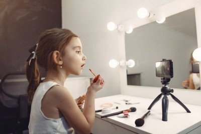 O mercado de cosméticos infantis movimenta milhões de reais anualmente no Brasil, especialmente durante datas comemorativas -  (crédito: Freepik)