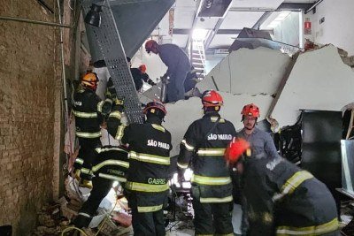 Teto do restaurante Jamile, do chef Henrique Fogaça, desabou no fim da manhã desta quarta-feira em São Paulo -  (crédito: Corpo de Bombeiros de SP/Divulgação)