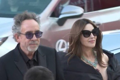 Tim Burton e a atriz Monica Bellucci anunciaram o término do relacionamento. Os dois ficaram juntos por dois anos. A notícia foi divulgada no dia 19 de setembro em um comunicado enviado à imprensa.
 -  (crédito: Reprodução de vídeo Instagram )