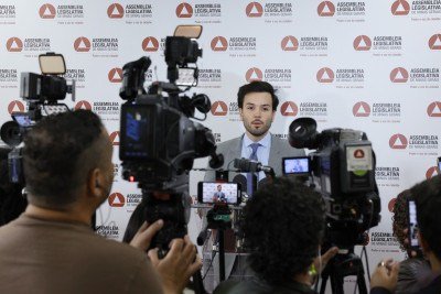 Tadeu Martins Leite suspende tramitação em plenário da PEC que permite a venda da Copasa sem referendo -  (crédito: Guilherme Dardanhan/ALMG)