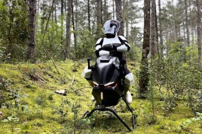 A distância entre vida real e ficção científica está cada vez menor. Prova disso é o lançamento da Volonaut Airbike, uma moto voadora pessoal movida a jato. -  (crédito: Reprodução @volonaut)