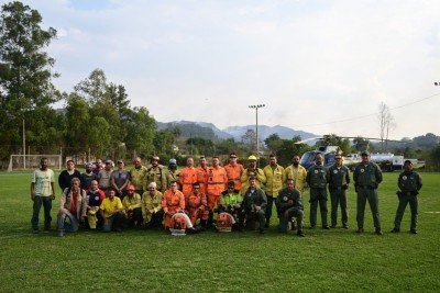 O efetivo, é composto por bombeiros de São João del Rey e Barbacena, além de brigadistas do IEF e voluntários -  (crédito: Leandro Couri/EM/D.A. Press)