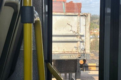 Equipes da BHTrans atuam no local para retirar a carreta e normalizar o tráfego -  (crédito: Giovanna de Souza/EM/D.A Press)