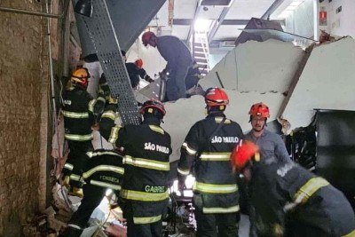  O teto do restaurante Jamile, que tem o cardápio assinado pelo chef Henrique Fogaça, desabou na tarde desta quarta-feira (8/10) -  (crédito: Corpo de Bombeiros de SP/Divulgação)