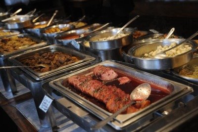 A Anvisa estabelece que a temperatura das estufas de conservação deve ser mantida abaixo de 5 °C para alimentos frios e acima de 60 °C para quentes. Além disso, o transporte e a manipulação devem seguir protocolos rígidos de higiene. Procure diminuir ao máximo o tempo entre o preparo e a distribuição dos alimentos -  (crédito: Alexandre Guzanshe/EM/D.A Press)