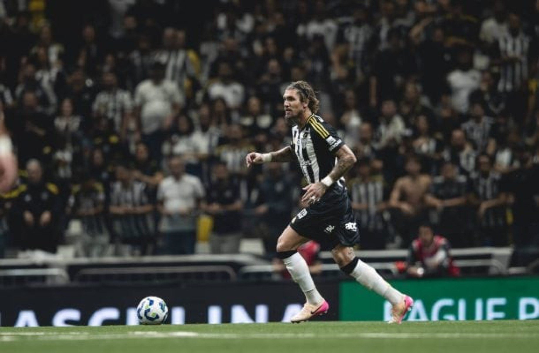 Lyanco sente tornozelo e é substituído no primeiro tempo