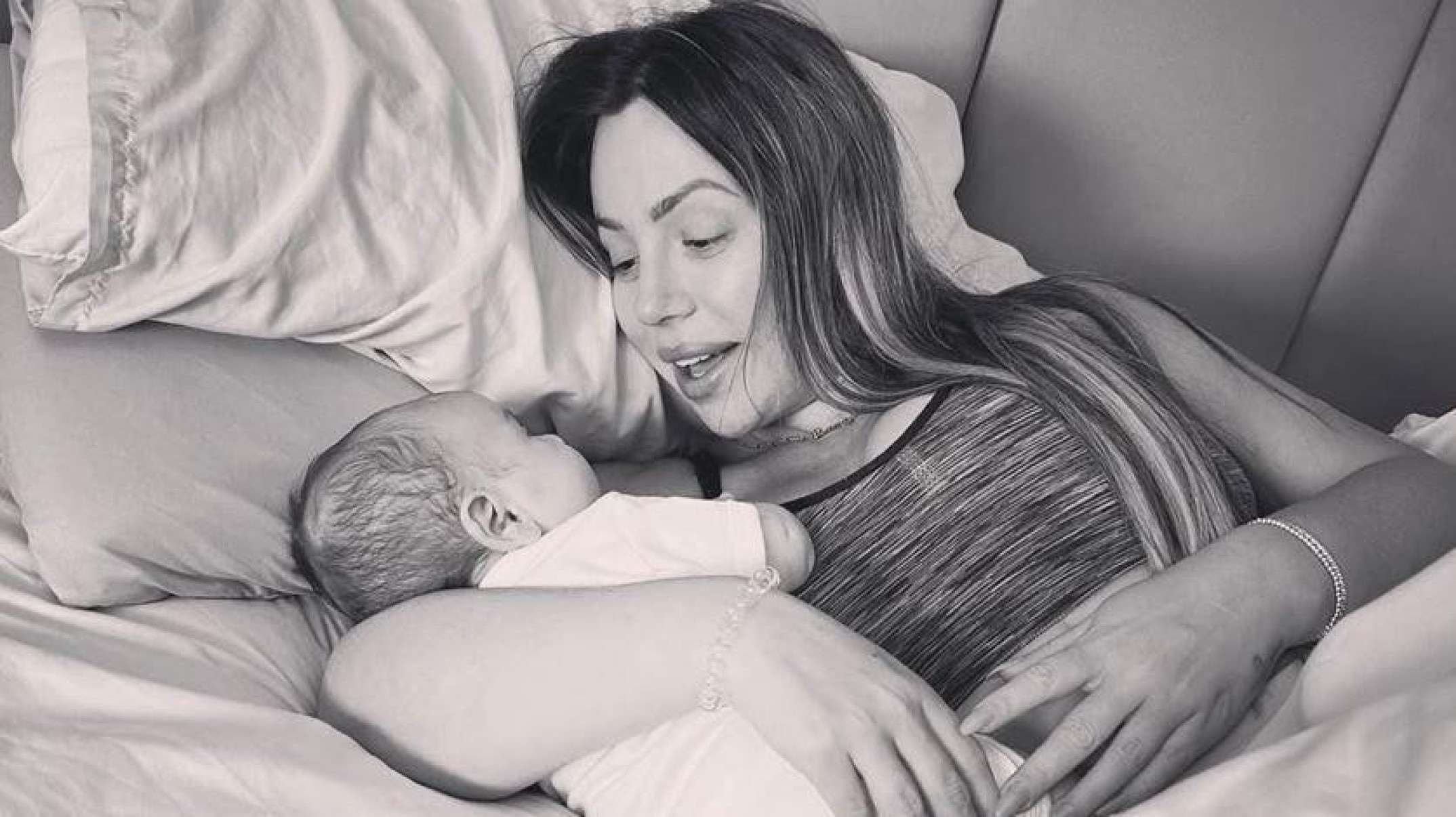 Holly Hagan-Blyth, seu marido Jacob e seu bebê Alpha-Jax na academia -  (crédito: Holly Hagan-Blyth)