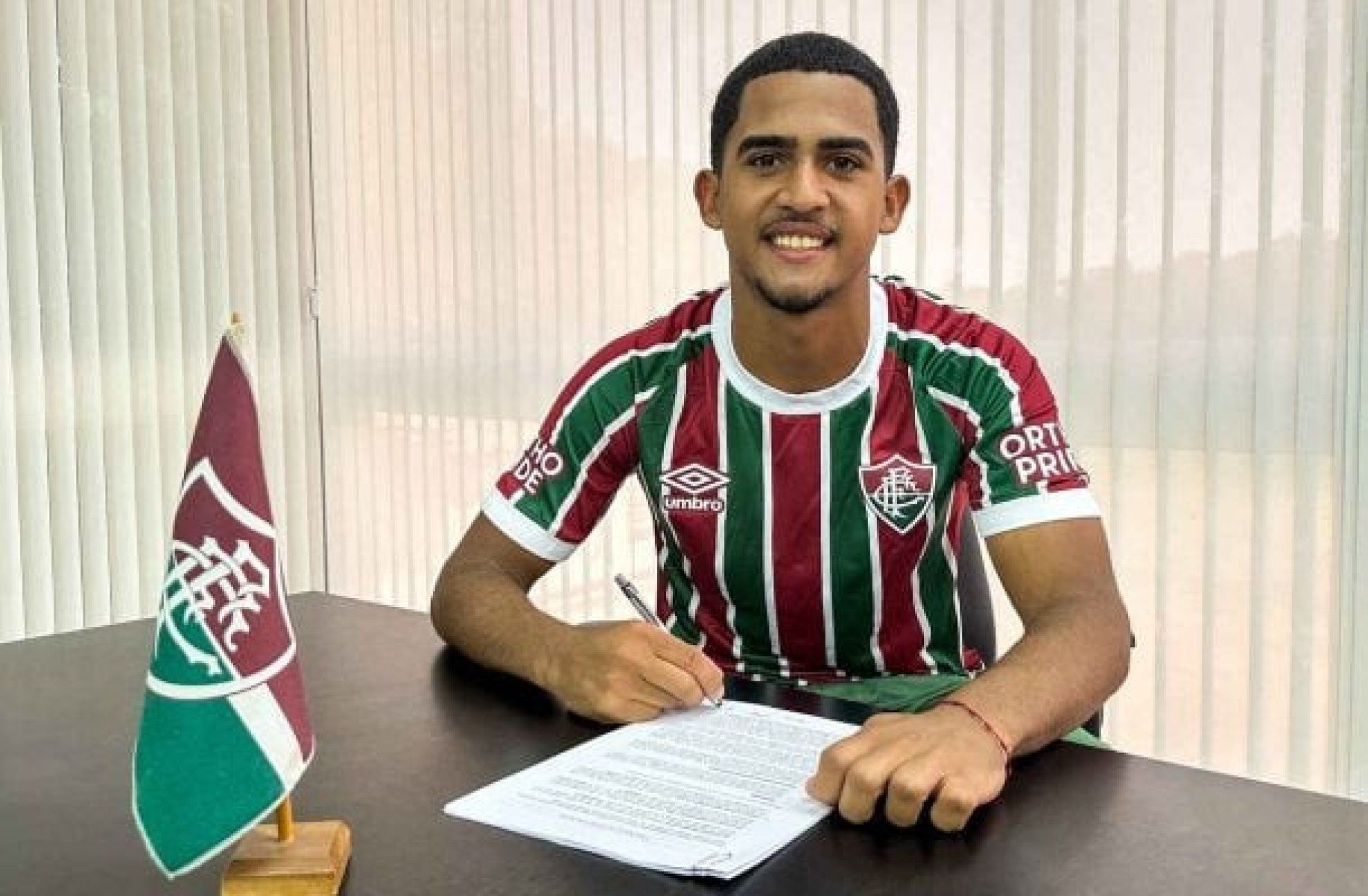 Fluminense anuncia renovação com lateral-esquerdo da base