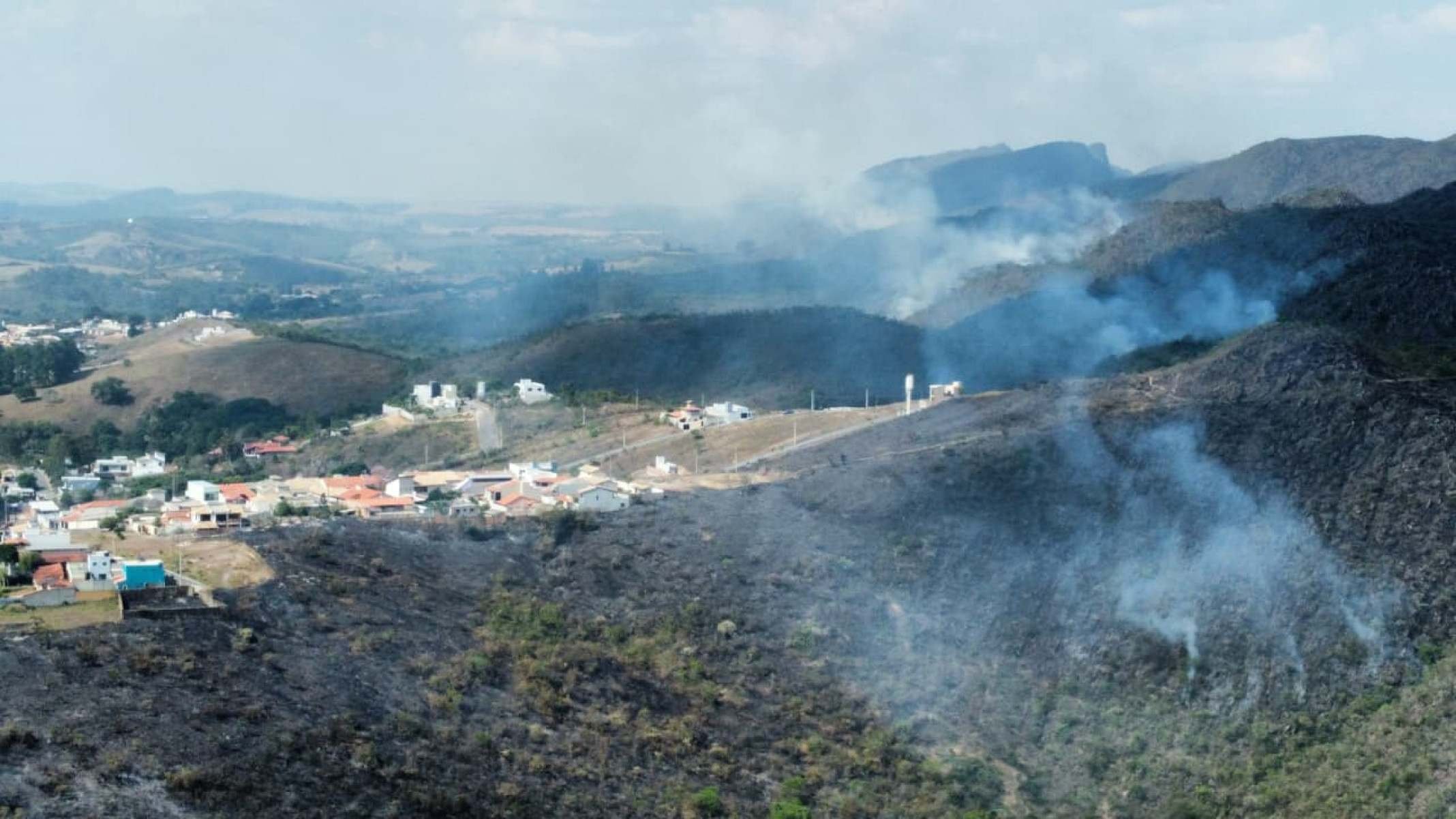 Fogo chega perto das casas e sobe a montanha-Leandro Couri/EM/D.A Press