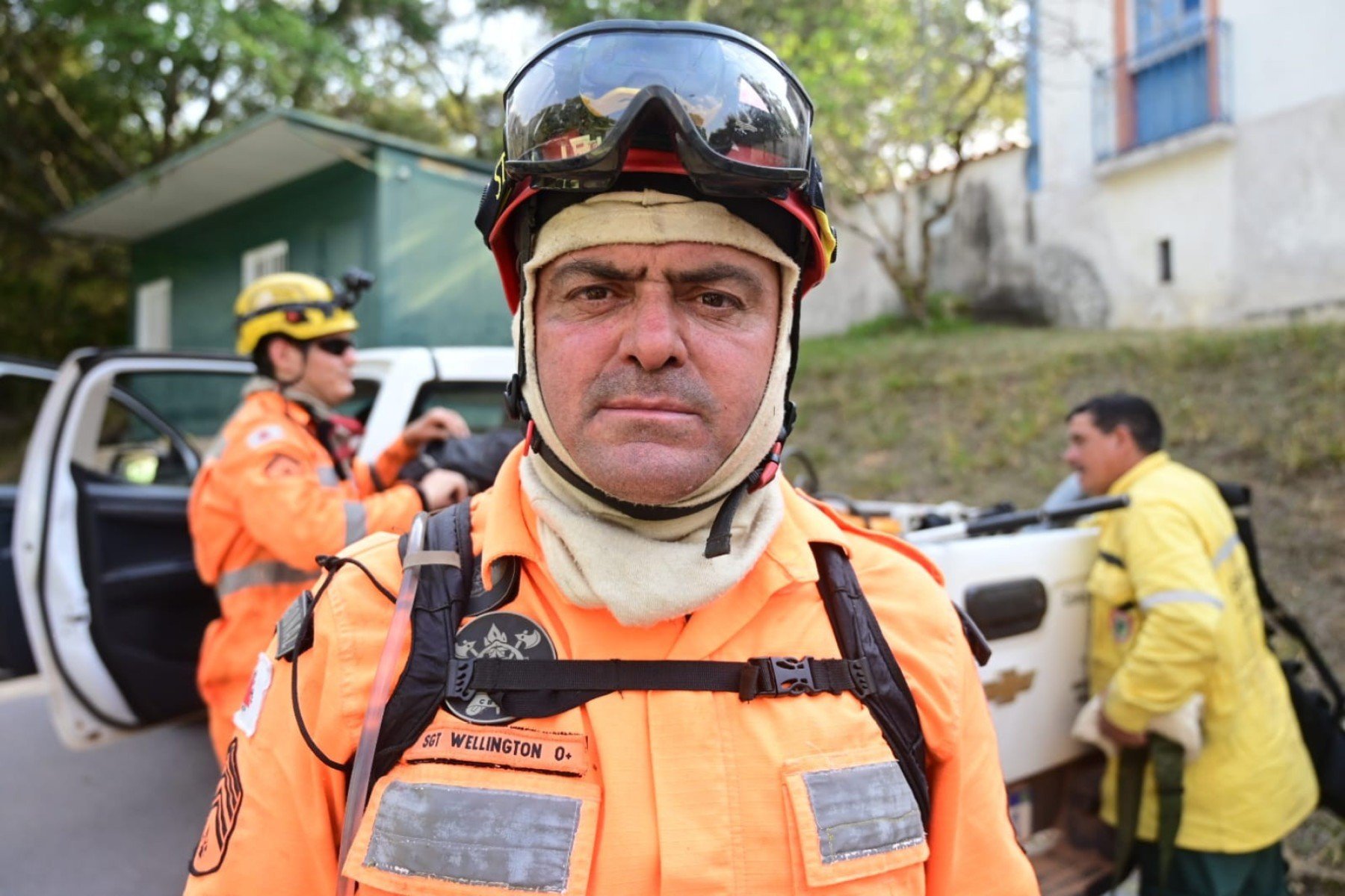 Em função dos riscos aos combatentes, as atividades em campo são interrompidas durante o período noturno