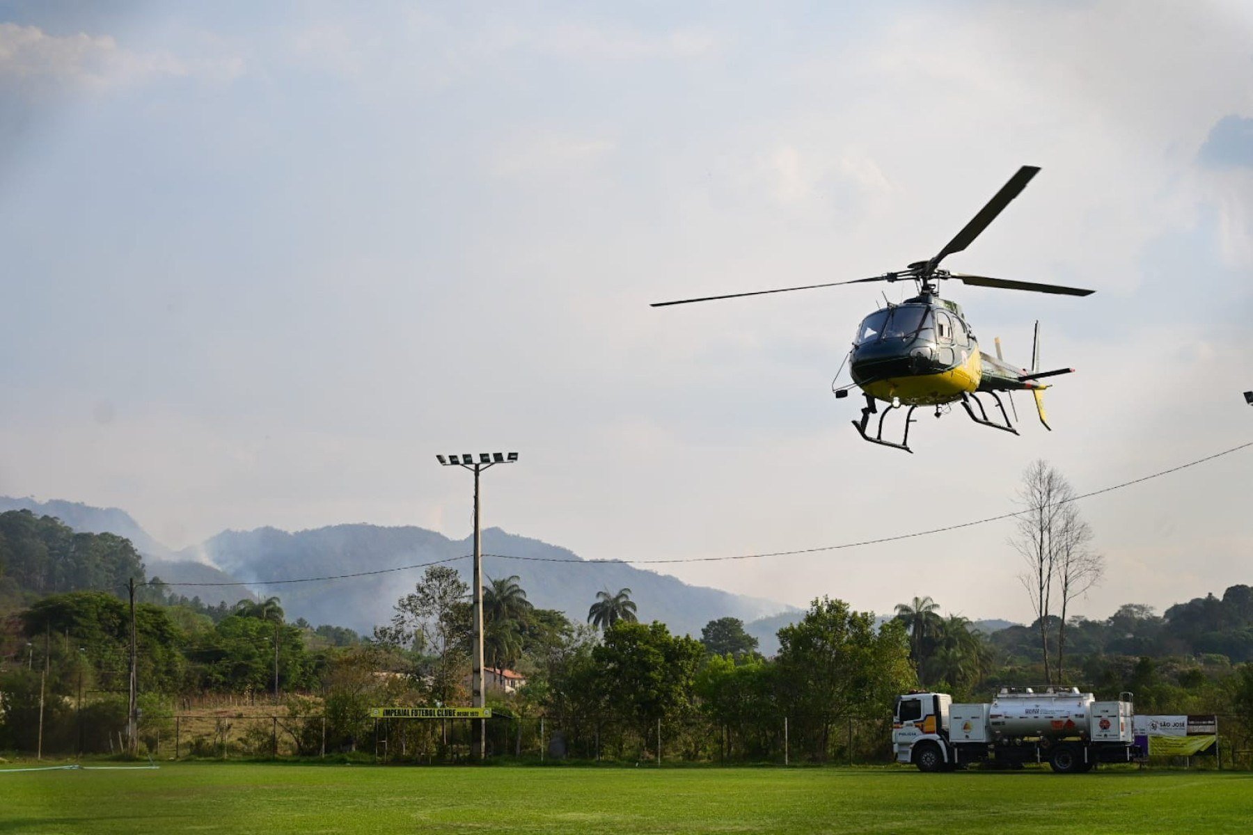 Uma aeronave, estilo Air Tractor, também atua no local jogando água diretamente nos focos mais inacessíveis