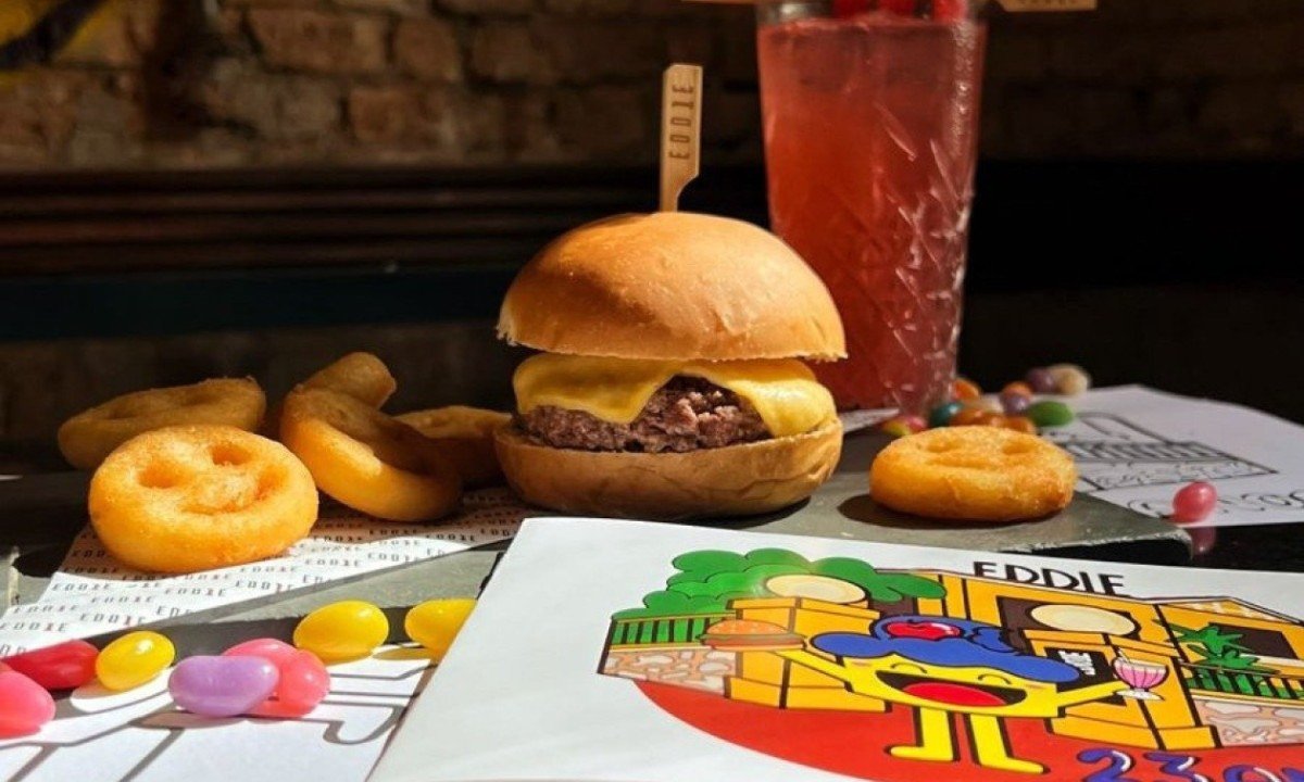 No mês de outubro, o Eddie Fine Burgers apresenta a nova soda tutti-frutti para acompanhar o kid's cheeseburger