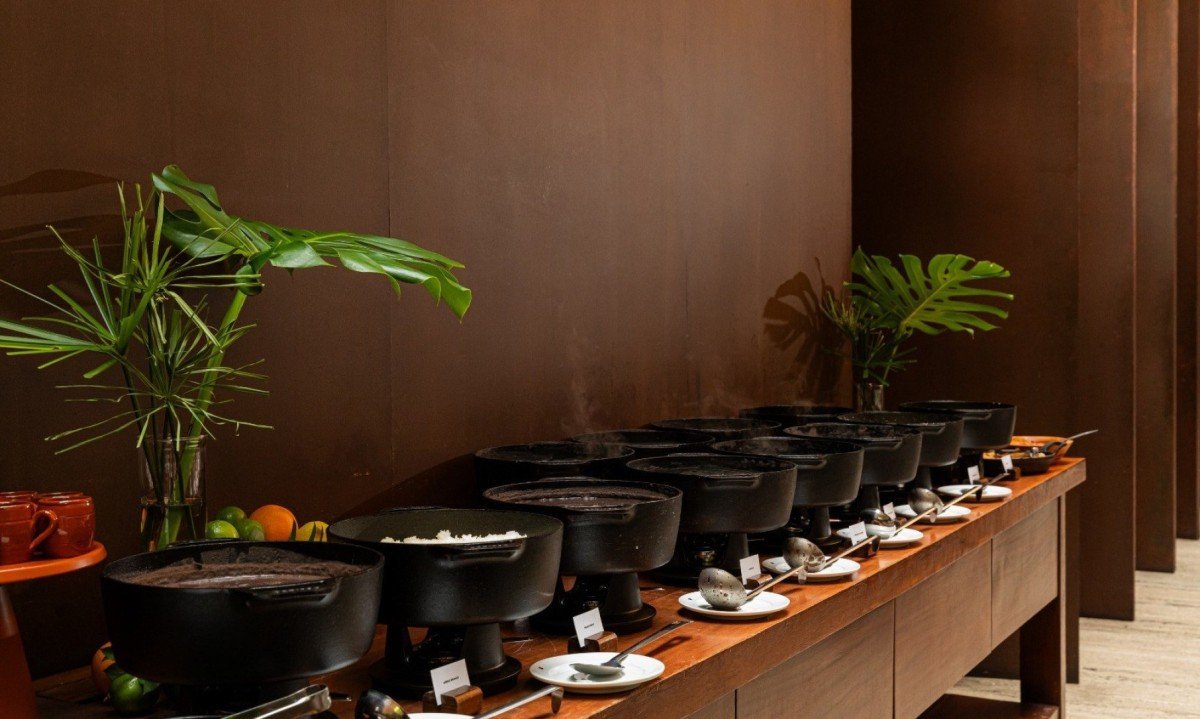 Além da feijoada e seus tradicionais acompanhamentos, o bufê inclui saladas, antepastos e sobremesas variadas
