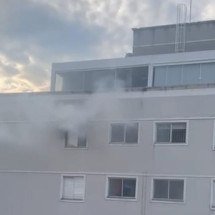 Incêndio em cobertura mobiliza bombeiros em Belo Horizonte - CBMMG/Divulga&ccedil;&atilde;o
