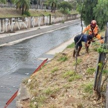 Homem em situação de rua é resgatado do leito do Ribeirão Arrudas - Jair Amaral/EM/D.A. Press