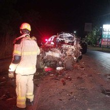 Motorista morre ao colidir caminhonete em caminhão na BR-365 - CBMMG/Reprodução