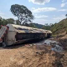 Carreta com 60 mil litros de óleo tomba e causa interdição em rodovia de MG - CBMMG/Divulgação