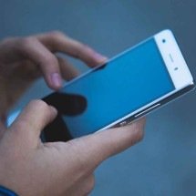 Celulares ocupam cabeça e mãos das pessoas, não importa onde elas estejam - PIXABAY/REPRODUÇÃO