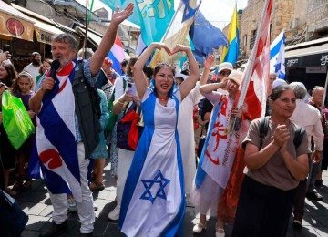 Comemoração de israelenses pela primeira etapa de um acordo de paz com cessar-fogo entre Israel e palestinos, que pode encerrar a guerra que já dura dois anos e dois dias -  (crédito: Menahem Kahana / AFP)