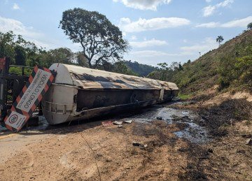 Carreta ficou tombada na BR-267, em Campestre (MG) -  (crédito: CBMMG/Divulgação)