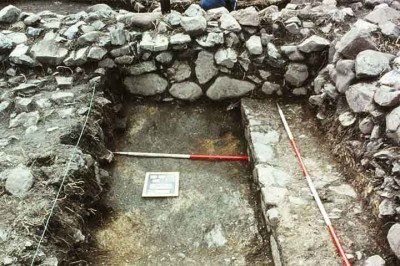 Uma pesquisa arqueológica de quase três décadas revelou as ruínas de um castelo real até então desconhecido em Finlaggan, na ilha escocesa de Islay.  -  (crédito: Dr David Caldwell)