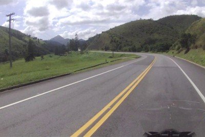 Trechos mal conservados nas rodovias e a imprudência de alguns motoristas são a fórmula perfeita para os acidentes -  (crédito: Redes Sociais)