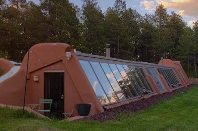 Uma casa ecológica conhecida por ter mais de 325 mil seguidores no Instagram virou sensação por seu design e funcionamento autossuficiente. -  (crédito: Divulgação)