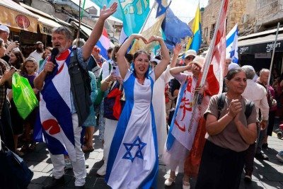Comemoração de israelenses pela primeira etapa de um acordo de paz com cessar-fogo entre Israel e palestinos, que pode encerrar a guerra que já dura dois anos e dois dias -  (crédito: Menahem Kahana / AFP)