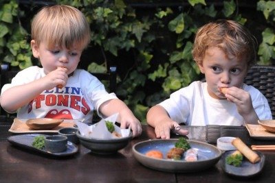 Os irmãos Rafael e João Lamounier são apaixonados pela culinária japonesa -  (crédito: Alexandre Guzanshe/EM/D.A/Press)