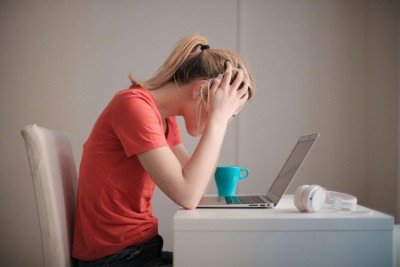O excesso de telas aumenta o estresse digital. Brasileiros recorrem ao mindfulness para reencontrar equilíbrio e foco no dia a dia. -  (crédito: Pexels/divulgação)