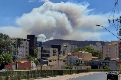 Incêndio no Parque da Lapa Grande formou uma imensa nuvem de fumaça, vista de diferentes partes da área urbana de Montes Claros -  (crédito: Eduardo Gomes/divulgação)