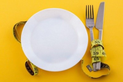 Grande parte da perda de peso em jejuns prolongados, inicialmente, se deve à perda de água e massa muscular, com uma menor proporção de gordura -  (crédito: Freepik)