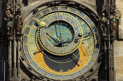 O único relógio astronômico do mundo ainda em funcionamento foi citado pela primeira vez em um documento há 614 anos, no dia 09/10/1410. Trata-se do relógio astronômico de Praga, a capital da República Tcheca. 
 -  (crédito: Godot13/Wikimedia Commons)